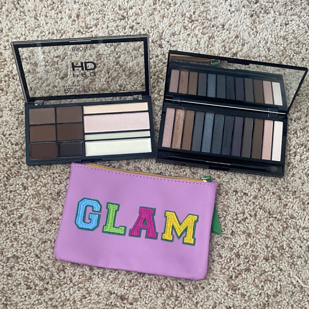 Make Revolution Eye Shawdow and Bro Set with Glam Pouch
Plus free gift!
